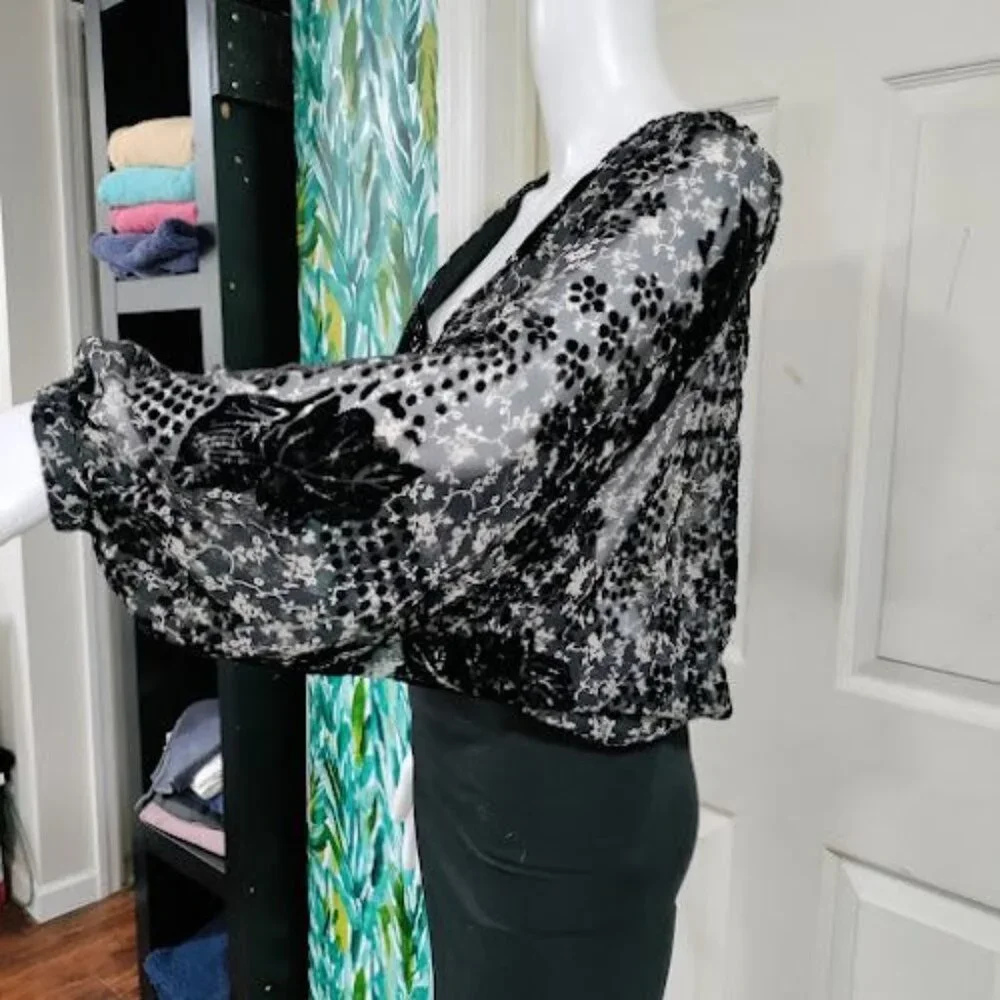 ASTR the label Velvet Burnout Shawna Abstract Velvet Cropped Sheer Floral Top S - Picture 5 of 12
